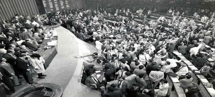 5 de outubro de 1988, o Brasil ganha a Constituição Cidadã para a construção de uma sociedade livre, justa e solidaria.