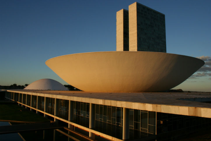 PRESIDENTES , LÍDERES E PARLAMENTARES DOS PARTIDOS CHAMADOS MENORES , DEBATEM A CLÁUSULA DE BARREIRA.